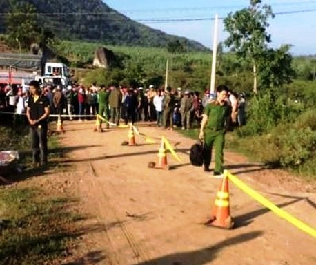 Lực lượng chức năng đang phong tỏa hiện trường để điều tra sự việc.