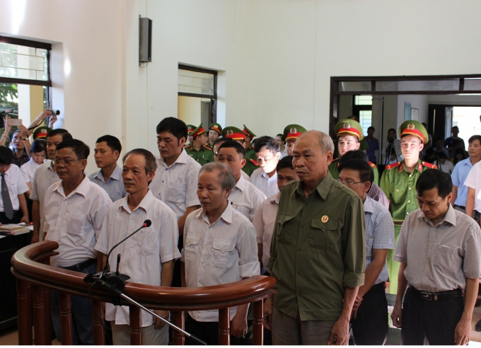 C&aacute;c cựu c&aacute;n bộ Đồng T&acirc;m trước v&agrave;nh m&oacute;ng ngựa trong phi&ecirc;n sơ thẩm.