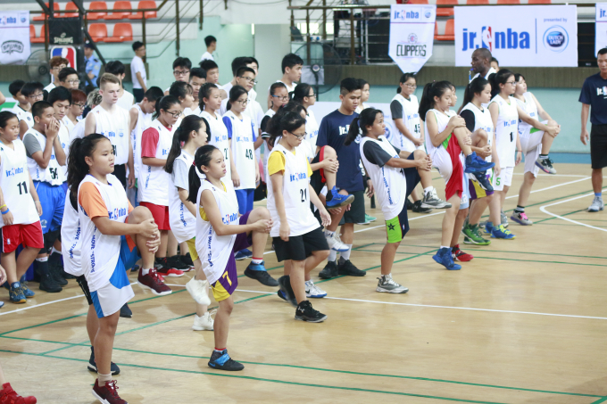 H&atilde;y khuyến kh&iacute;ch trẻ chơi thể thao để c&oacute; sức khỏe v&agrave; ph&aacute;t triển tốt nhất.