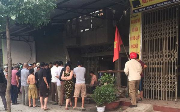 Người d&acirc;n tập trung rất đ&ocirc;ng ở nơi xảy ra sự việc.