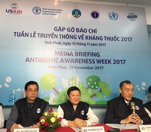 &nbsp; Đại diện Bộ Y tế v&agrave; Tổ chức Y tế thế giới tại Việt Nam trả lời b&aacute;o ch&iacute;. Ảnh: DN