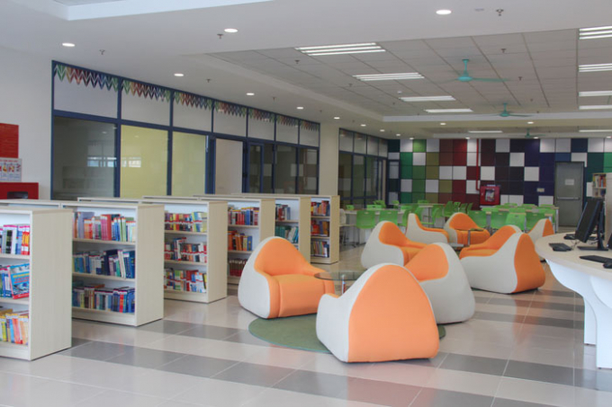 Kh&ocirc;ng gian thư viện được thiết kế với phong c&aacute;ch trẻ trung, c&ugrave;ng những g&oacute;c học l&yacute; tưởng lu&ocirc;n tạo hứng th&uacute; cho c&aacute;c bạn trẻ.