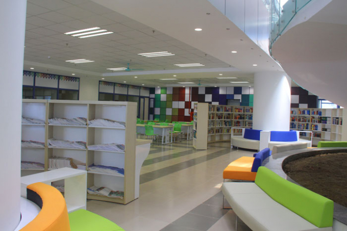 Một g&oacute;c kh&ocirc;ng gian tầng 1 của thư viện ĐH Kinh tế Quốc d&acirc;n.