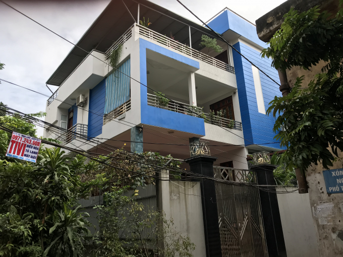 Ng&ocirc;i nh&agrave; 3 tầng của &ocirc;ng Ch&iacute;nh x&acirc;y dựng tr&aacute;i ph&eacute;p tr&ecirc;n đất n&ocirc;ng nghiệp.