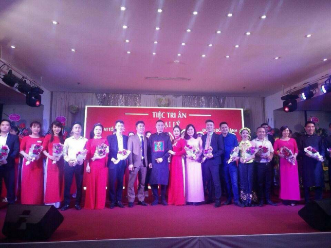 Ban gi&aacute;m đốc c&ocirc;ng ty tặng qu&agrave; biểu dương nh&acirc;n vi&ecirc;n ti&ecirc;u biểu.