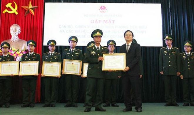 C&ugrave;ng ng&agrave;y, Bộ trưởng Bộ GD&amp;amp;amp;ĐT Ph&ugrave;ng Xu&acirc;n Nhạ đ&atilde; gặp mặt 60 c&aacute;n bộ, chiến sĩ Bộ đội Bi&ecirc;n ph&ograve;ng ti&ecirc;u biểu v&agrave; c&aacute;c em học sinh tham sự chương tr&igrave;nh &ldquo;Chia sẻ c&ugrave;ng thầy c&ocirc;&rdquo; năm 2017.