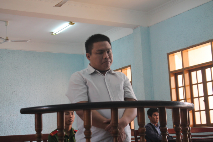 L&ecirc; Quốc Dũng trước v&agrave;nh m&oacute;ng ngựa tại T&ograve;a &aacute;n nh&acirc;n d&acirc;n tỉnh Gia Lai.