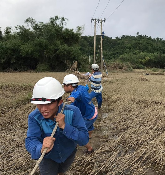 C&aacute;n bộ nh&acirc;n vi&ecirc;n VNPT k&eacute;o lại đường truyền sau khi nước r&uacute;t tại Ph&uacute; Y&ecirc;n.