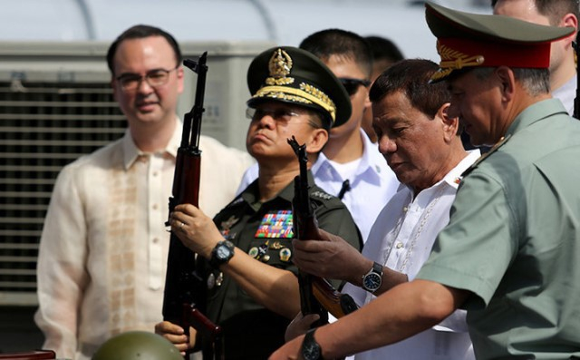 Tổng thống Philippines Rodrigo Duterte (thứ hai từ phải sang) nhận b&agrave;n giao 5.000 khẩu s&uacute;ng trường v&agrave; 1 triệu vi&ecirc;n đạn tr&ecirc;n t&agrave;u chiến Nga. (Ảnh: AFP)