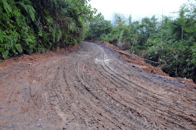 Theo người d&acirc;n địa phương, kể từ khi c&oacute; mỏ quặng người d&acirc;n kh&oacute; khăn đi lại trong m&ugrave;a mưa. (ảnh: Ph&agrave;n Gi&agrave;o Họ).