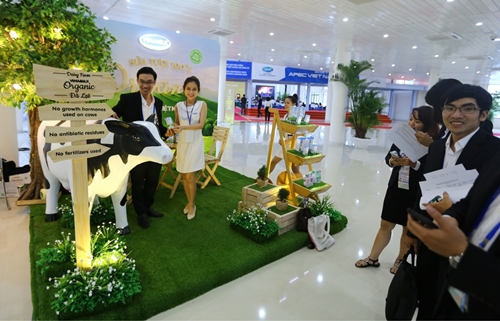 C&aacute;c ph&oacute;ng vi&ecirc;n trong v&agrave; ngo&agrave;i nước tham quan gian h&agrave;ng trưng b&agrave;y sản phẩm Vinamilk tại Trung t&acirc;m b&aacute;o ch&iacute; APEC tại Đ&agrave; Nẵng (Ảnh: Xu&acirc;n Ph&uacute;)