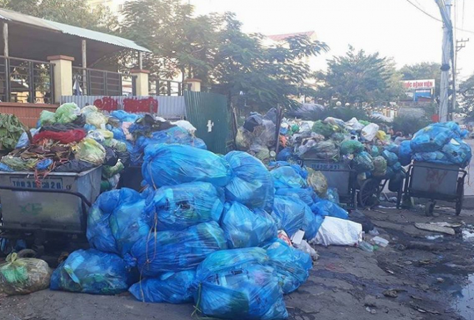 Những h&igrave;nh ảnh phản cảm do lượng r&aacute;c &ugrave;n ứ tại nhiều ngả đường TP Hạ Long.