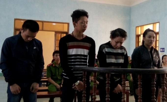 Nữ qu&aacute;i Nguyễn Thị Th&ugrave;y Trang (đứng giữa) c&ugrave;ng c&aacute;c đồng phạm tại t&ograve;a.