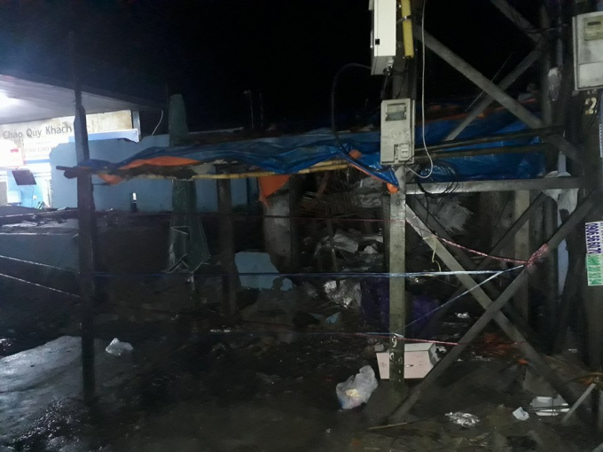 Sau tiếng s&eacute;t bức tường đổ sụp.