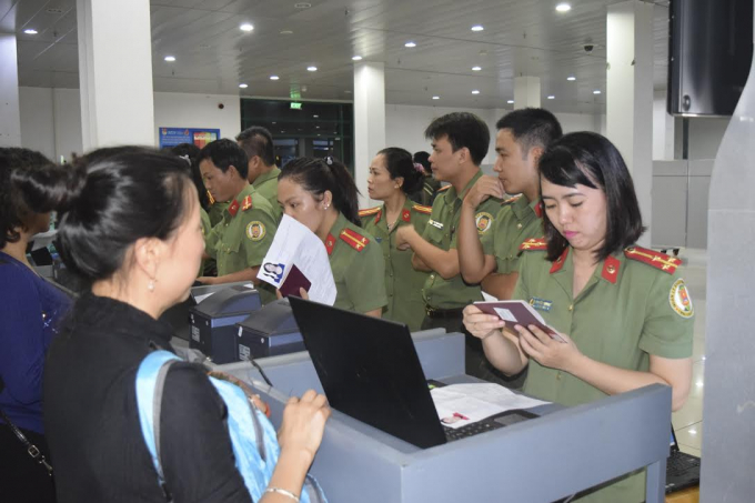 C&aacute;n bộ Ph&ograve;ng Quản l&yacute; xuất nhập Cảnh C&ocirc;ng an tỉnh Thừa Thi&ecirc;n Huế phối hợp&nbsp;hướng dẫn cho h&agrave;nh kh&aacute;ch thực hiện thủ tục xuất nhập cảnh.