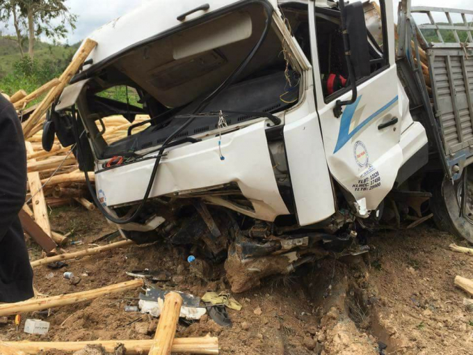Chiếc xe tải sau khi va chạm xe m&aacute;y đ&atilde; t&ocirc;ng v&agrave;o taluy đường l&agrave;m biến dạng phần đầu.