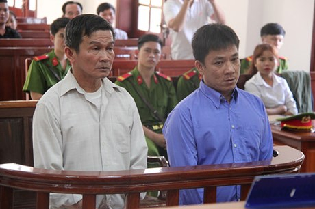 C&aacute;c bị c&aacute;o tại phi&ecirc;n t&ograve;a. (Ảnh: b&aacute;o Thanh Ni&ecirc;n)