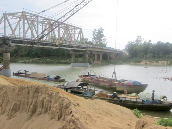 Một bến c&aacute;t tr&ecirc;n s&ocirc;ng La chưa được cấp ph&eacute;p bến thủy nội địa ở Đức Thọ.