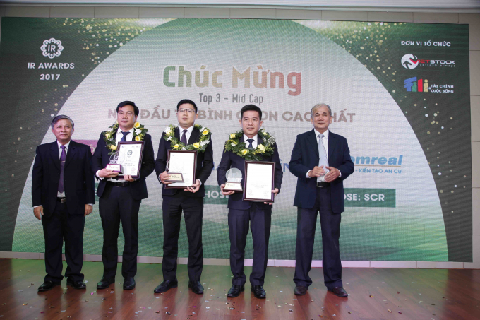 &Ocirc;ng Trương Minh Duy &ndash; Ph&oacute; Tổng Gi&aacute;m đốc c&ocirc;ng ty Khang Điền nhận giải thưởng DNNY c&oacute; hoạt động IR tốt nhất 2017 (đứng thứ 2 từ phải sang)