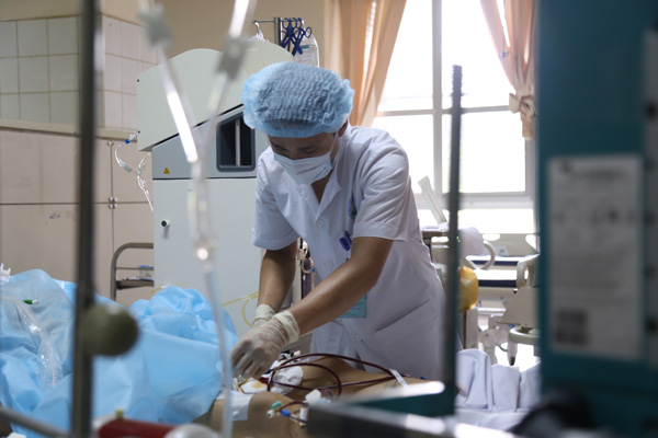 Bệnh viện Đa khoa tỉnh H&ograve;a B&igrave;nh đ&atilde; tạm ứng cho mỗi gia đ&igrave;nh nạn nh&acirc;n số tiền bồi thường l&agrave; 50 triệu đồng. (Ảnh: VNExpress)