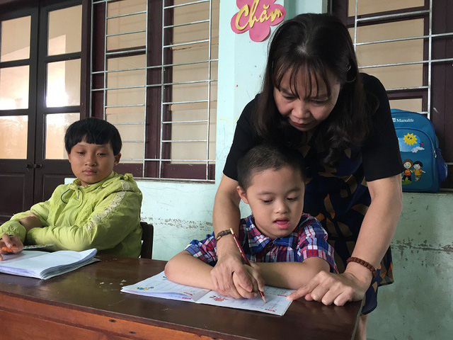 Với t&igrave;nh thương với c&aacute;c em học sinh khuyết tật, c&aacute;c c&ocirc; gi&aacute;o lu&ocirc;n ki&ecirc;n tr&igrave;, nỗ lực hết m&igrave;nh để d&igrave;u dắt học sinh vươn l&ecirc;n, h&ograve;a nhập cộng đồng.