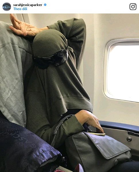 Ng&ocirc;i sao của loạt phim &ldquo;Sex and the City&rdquo;- Sarah Jessica Parker khoe c&aacute;ch đối ph&oacute; với c&aacute;c paparazzi tr&ecirc;n m&aacute;y bay cực kỳ h&agrave;i hước của m&igrave;nh.