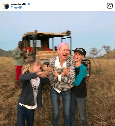 Ph&iacute;a sau m&agrave;n ảnh, c&aacute;c ng&ocirc;i sao Hollywood cũng c&oacute; những gi&acirc;y ph&uacute;t vui vẻ giản dị b&ecirc;n gia đ&igrave;nh như bao người b&igrave;nh thường kh&aacute;c. Trong ảnh ch&iacute;nh l&agrave; người đẹp của bom tấn &ldquo;King Kong&rdquo;- Naomi Watts v&agrave; ng&agrave;y sinh nhật kh&ocirc;ng tiệc t&ugrave;ng linh đ&igrave;nh nhưng vẫn tr&agrave;n ngập niềm vui của m&igrave;nh.