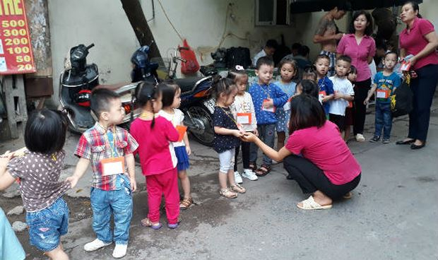 Gi&aacute;o vi&ecirc;n mầm non, kh&ocirc;ng chỉ l&agrave; tr&ocirc;ng trẻ. (Ảnh minh họa)