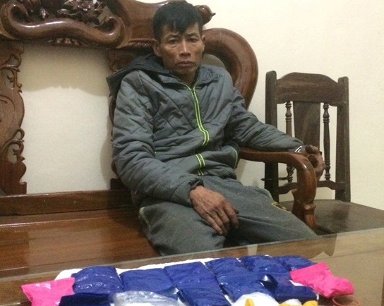 Đối tượng Lương Văn Duyền nằm trong đường d&acirc;y bu&ocirc;n b&aacute;n ma t&uacute;y lớn từ L&agrave;o về bị bắt giữ c&ugrave;ng tang vật. (Ảnh: C&ocirc;ng an Thanh H&oacute;a cung cấp)