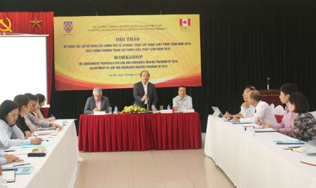 Thứ trưởng Phan Ch&iacute; Hiếu ph&aacute;t biểu tại hội thảo.