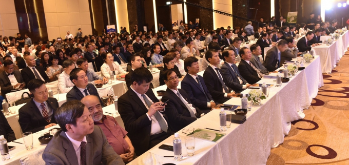 Khai mạc diễn đ&agrave;n bất động sản Việt Nam thường ni&ecirc;n lần thứ nhất thu h&uacute;t đ&ocirc;ng đảo người tham gia