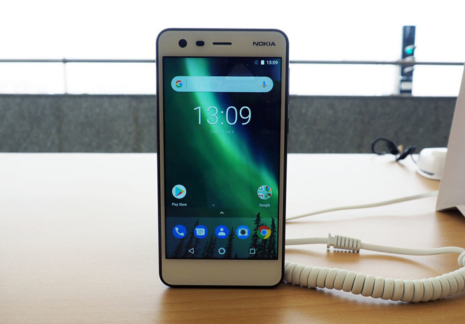 Thiết kế&nbsp;Nokia 2&nbsp;dựa tr&ecirc;n tất cả c&aacute;c đặc trưng về chất lượng, sự đơn giản v&agrave; độ tin cậy của di sản điện thoại Nokia. Khung viền của Nokia 2 được gia c&ocirc;ng&nbsp;từ một khối nh&ocirc;m đơn, k&egrave;m theo đ&oacute; l&agrave; mặt k&iacute;nh cường lực Corning Gorilla Glass được bổ sung bằng vật liệu polycarbonate đ&uacute;c ở mặt sau mang lại cảm gi&aacute;c chắc chắn hơn cho sản phẩm.