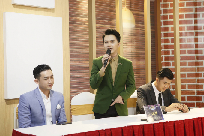 Th&aacute;i Ch&acirc;u &ldquo;cắn chặt lưỡi, kiềm nước mắt&rdquo; khi l&agrave;m gi&aacute;m khảo Người Kể Chuyện T&igrave;nh