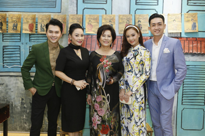 Th&iacute; sinh Nam Cường, Triệu Long, H&agrave; Th&uacute;y Anh chụp ảnh c&ugrave;ng Phương Dung v&agrave; Đ&ocirc;ng Đ&agrave;o.