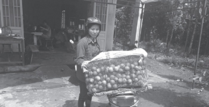 Chị Hạnh cho hay cố gắng l&agrave;m việc để vơi bớt nổi nhớ con.