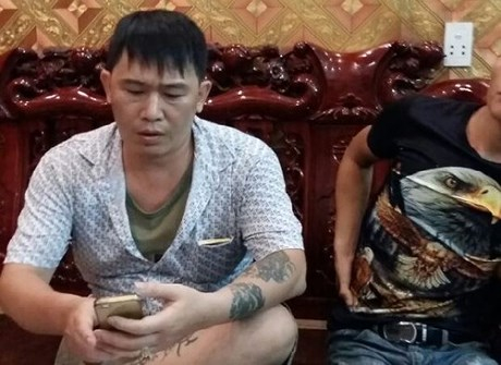 Nh&oacute;m người xăm trổ đầy m&igrave;nh đến nh&agrave; anh Việt Anh để đ&ograve;i nợ.