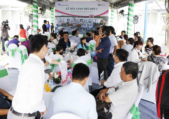 Đ&ocirc;ng đảo kh&aacute;ch h&agrave;ng tham dự sự kiện