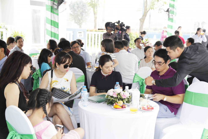 Những cư d&acirc;n mới Rosita Garden c&ugrave;ng ngồi trao đổi th&ocirc;ng tin dự &aacute;n