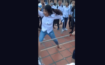 Cộng đồng mạng săn lùng nữ sinh cầm dép cổ vũ thi kéo co cuồng nhiệt