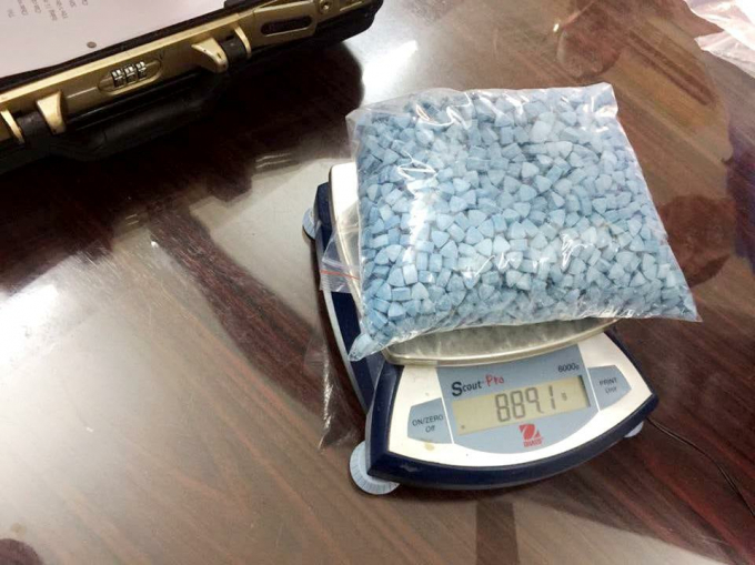 26.700 vi&ecirc;n n&eacute;n ma t&uacute;y h&igrave;nh tam gi&aacute;c m&agrave;u xanh bị lực lượng chức năng bắt giữ. Ảnh cơ quan c&ocirc;ng an cung cấp.