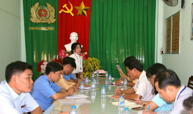 B&agrave; Trần Thị Xu&acirc;n &ndash; Ph&oacute; Trưởng ban ATGT TP Cần Thơ ph&aacute;t biểu tại buổi b&agrave;n giải ph&aacute;p đảm bảo ATGT đường thủy tại khu vực chợ nổi C&aacute;i Răng.