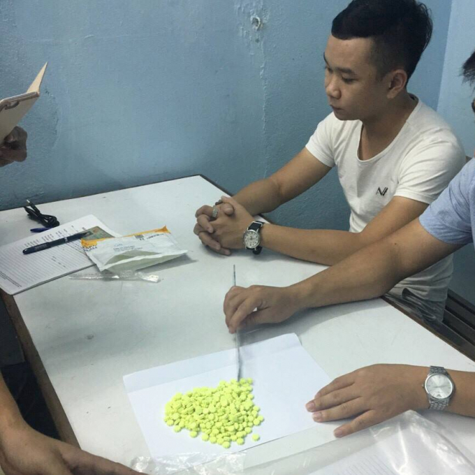 Đối tượng Trung v&agrave; số tang vật thu giữ.