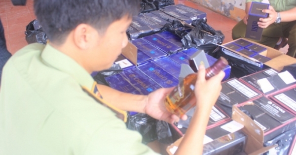 Quảng Bình: Bắt xe khách chất đầy hàng lậu lúc nửa đêm