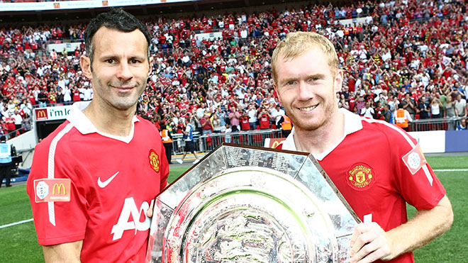 Giggs v&agrave; Scholes đến PVF l&agrave;m việc theo lời tư vấn của Mike Farnan, cựu GĐ quốc tế Man Utd.