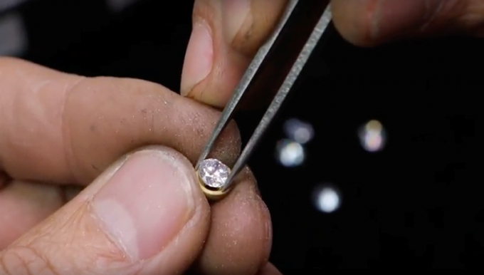 Huy hiệu c&agrave;i &aacute;o được mạ v&agrave;ng 18K, ở giữa huy hiệu đ&iacute;nh một vi&ecirc;n đ&aacute; ch&iacute;nh l&agrave; Swarovski, c&oacute; 4 m&agrave;u cho 4 nh&oacute;m.&nbsp;Ảnh: HO&Agrave;I AN.