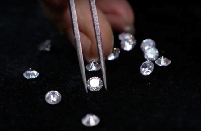 Những vi&ecirc;n đ&aacute; qu&yacute; Swarovski. Ảnh: HO&Agrave;I AN.
