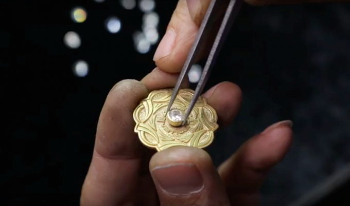 Biểu trưng đ&atilde; ph&aacute;c họa h&igrave;nh ảnh đ&agrave;n chim Lạc một c&aacute;ch s&aacute;ng tạo v&agrave; hiện đại bằng 21 n&eacute;t vẽ mạnh, đơn giản nhưng vẫn giữ được những n&eacute;t đặc trưng, độc đ&aacute;o của họa tiết trống đồng Đ&ocirc;ng Sơn vừa tượng trưng cho 21 nền kinh tế th&agrave;nh vi&ecirc;n APEC. Ảnh: HO&Agrave;I AN.