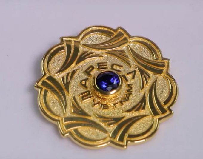 Huy hiệu&nbsp;c&oacute; 4 m&agrave;u cho 4 nh&oacute;m. Huy hiệu v&agrave;ng gắn đ&aacute; xanh dương sapphire l&agrave; d&agrave;nh cho 21 L&atilde;nh đạo nền kinh tế. Ảnh: HO&Agrave;I AN.