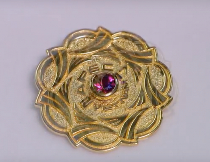 Huy hiệu v&agrave;ng gắn đ&aacute; đỏ Ruby d&agrave;nh cho phu nh&acirc;n phu qu&acirc;n của c&aacute;c L&atilde;nh đạo. Ảnh: HO&Agrave;I AN.