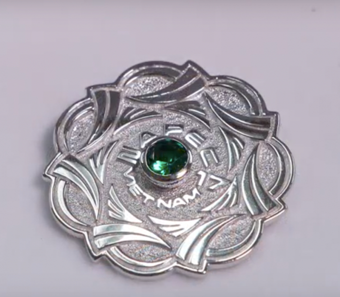 Huy hiệu trắng gắn đ&aacute; m&agrave;u xanh l&aacute; peridot d&agrave;nh tặng c&aacute;c bộ trưởng. Ảnh: HO&Agrave;I AN.